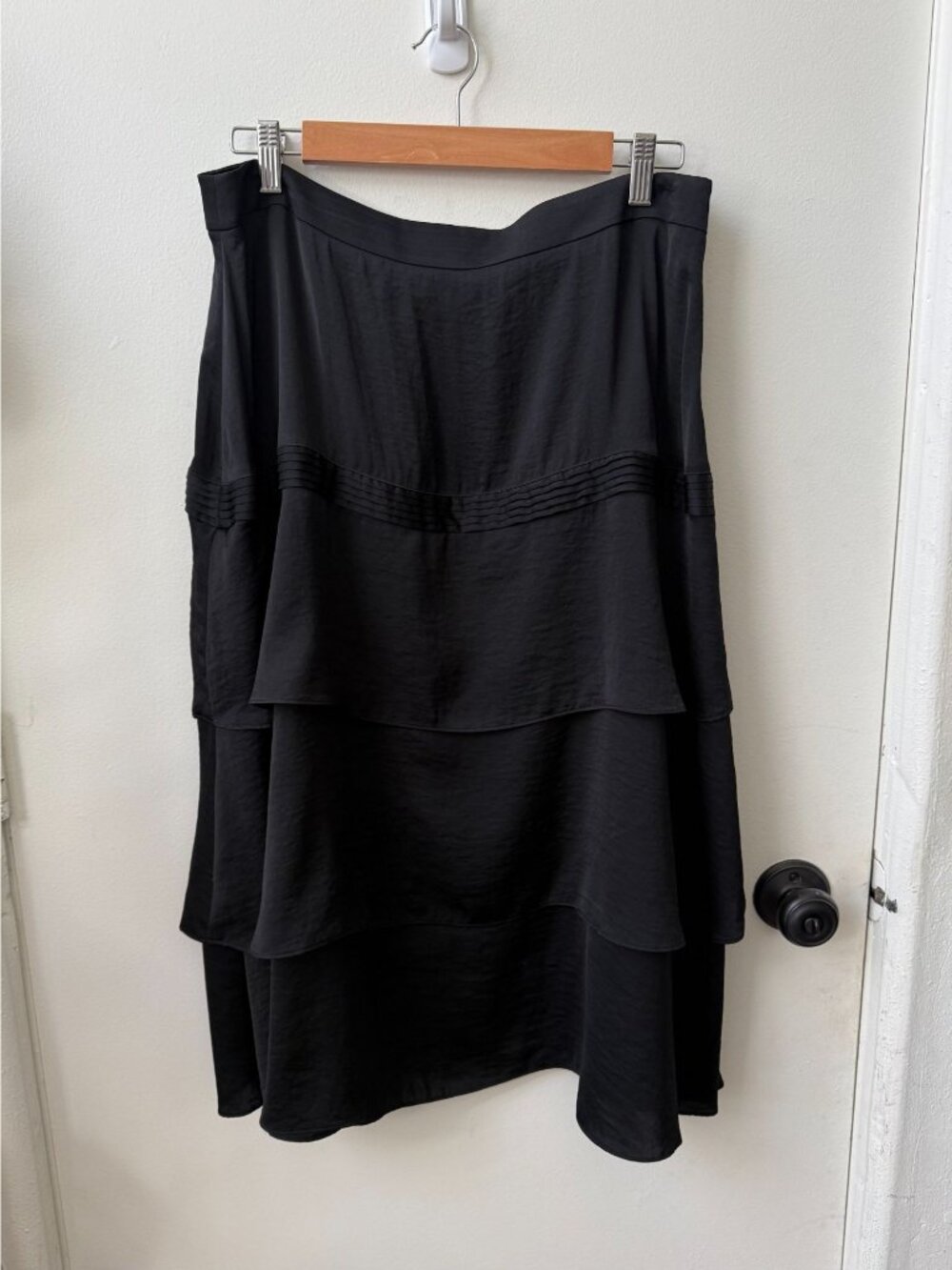 Banana Republic ~ Women's Size 12 Tiered Skirt ~ Black